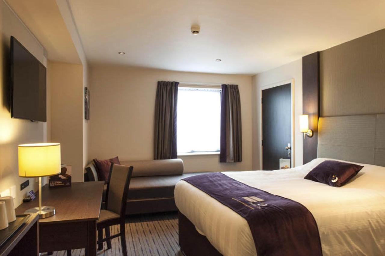 Premier Inn Guildford North - A3 Εξωτερικό φωτογραφία