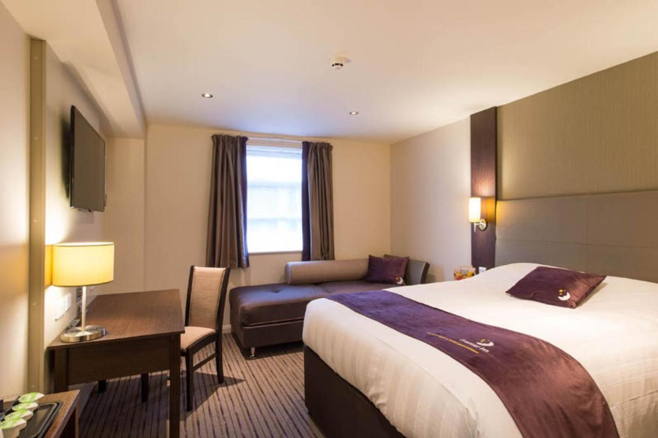 Premier Inn Guildford North - A3 Εξωτερικό φωτογραφία